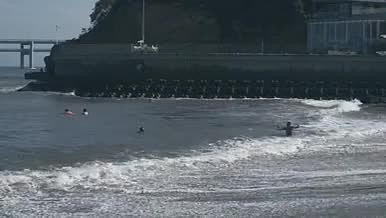 4K被海浪吹打着游泳的人们视频的预览图